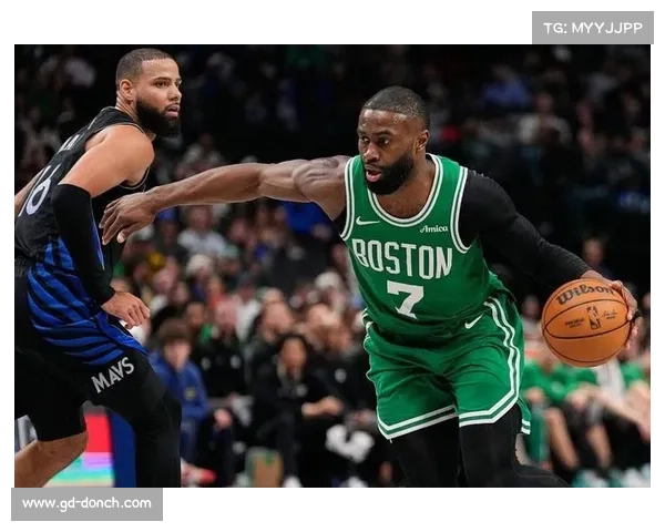 布朗在比赛中砍下23分11篮板发挥关键作用 带领球队稳步前行